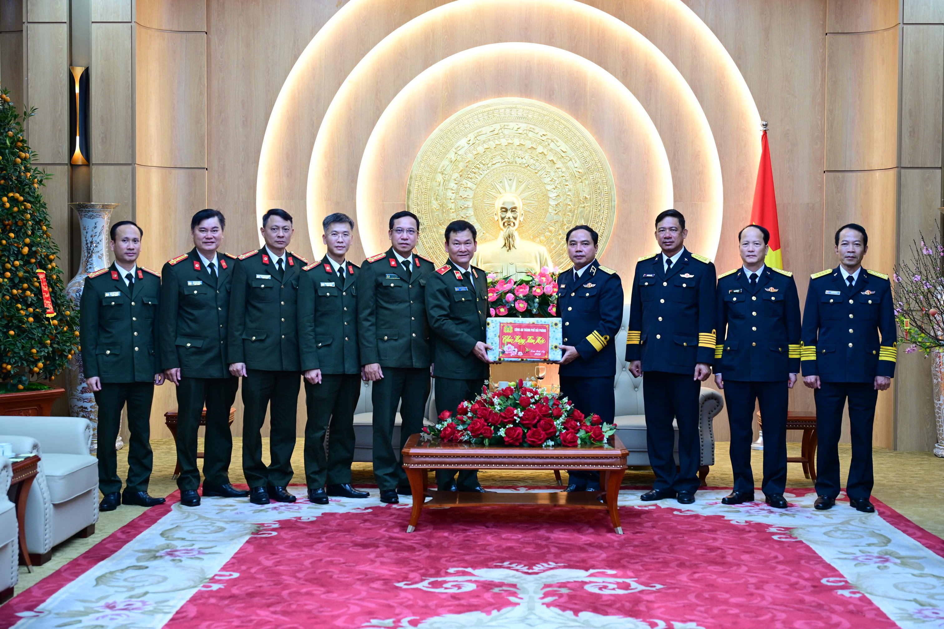 Thiếu tướng Bùi Quang Bình - Giám đốc CATP thăm hỏi, chúc Tết các đồng chí nguyên Giám đốc Công an thành phố Hải Phòng và các đơn vị Quân đội nhân dịp Xuân Bính Ngọ 2026